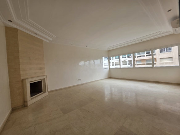 Appartement traversant bien placé au Triangle d’Or