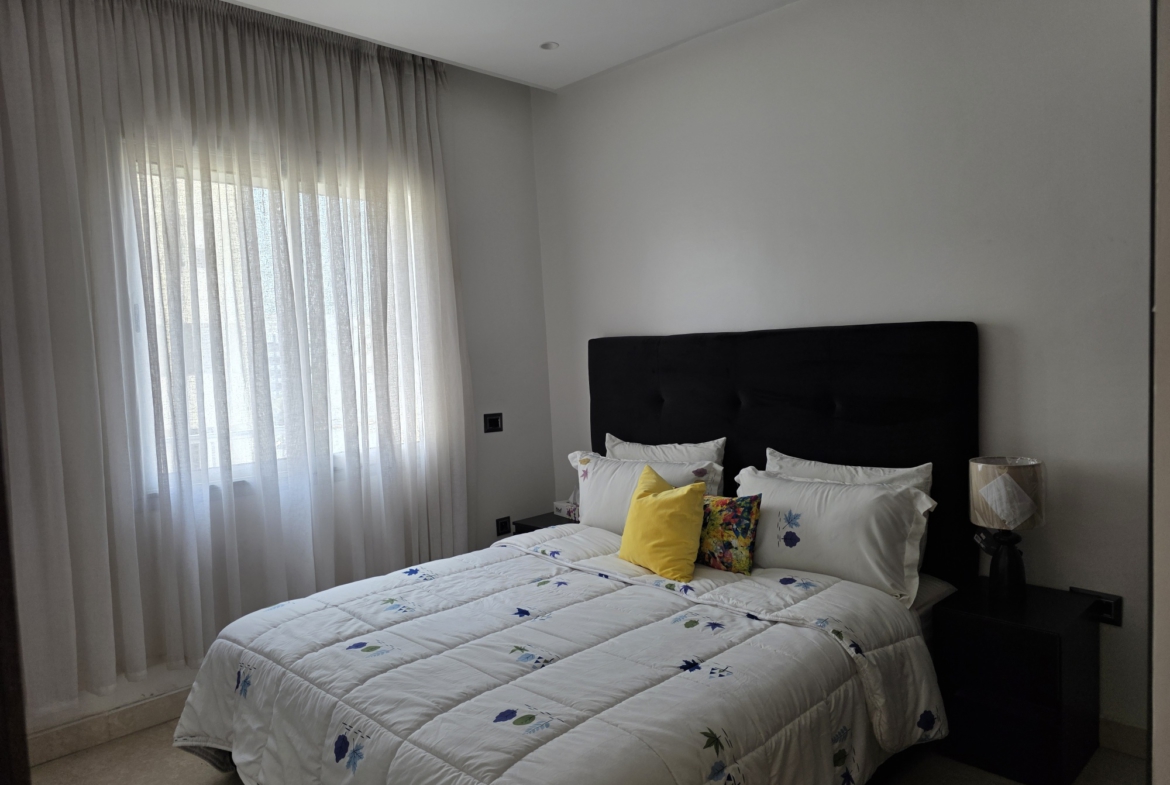 Appartement étage supérieur proche école Molière