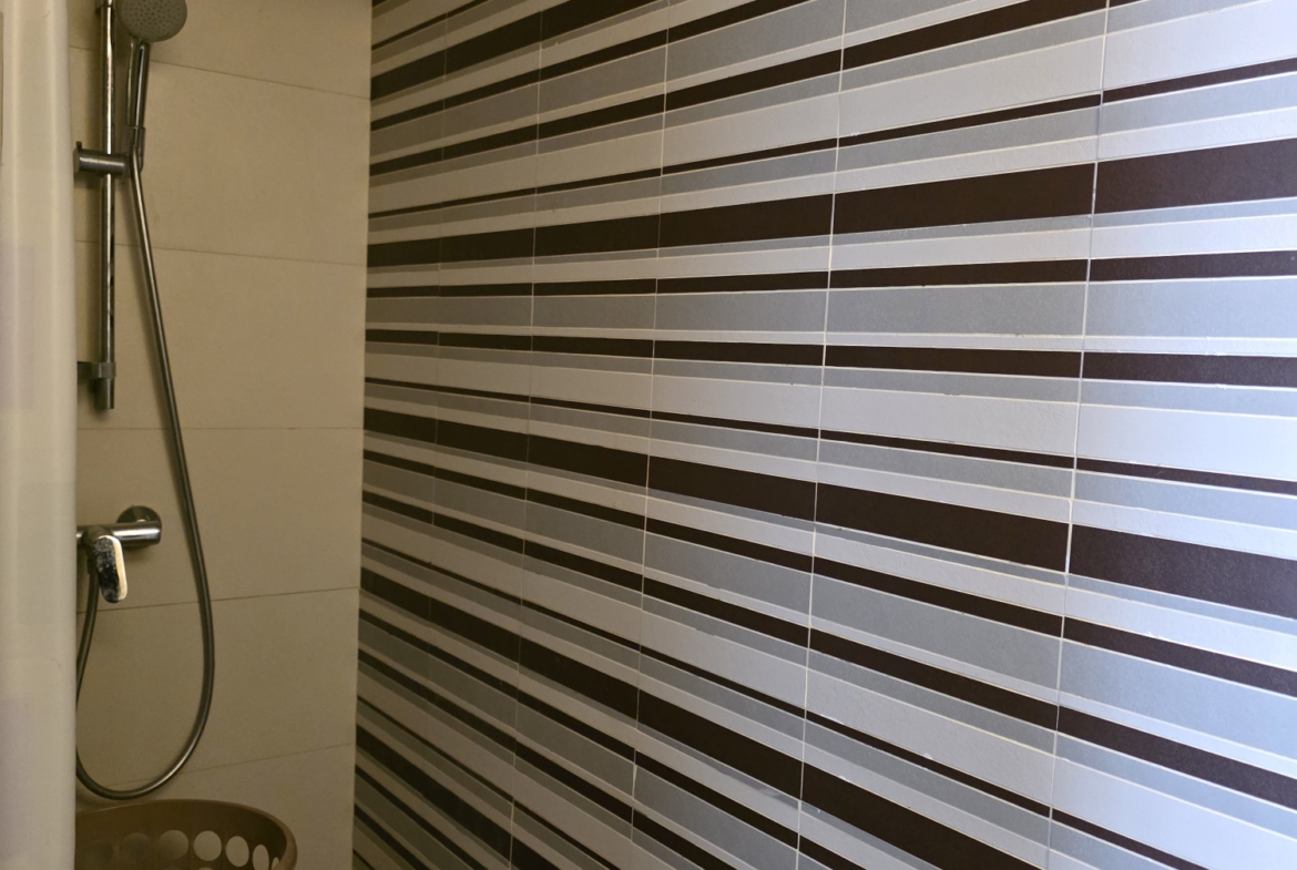Appartement étage supérieur proche école Molière
