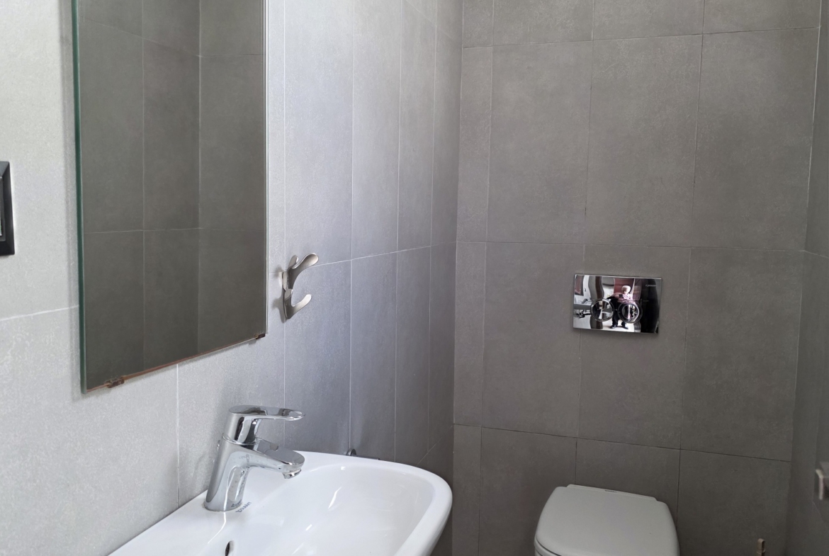 Appartement étage supérieur proche école Molière
