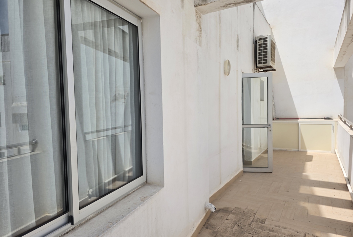 Appartement étage supérieur proche école Molière