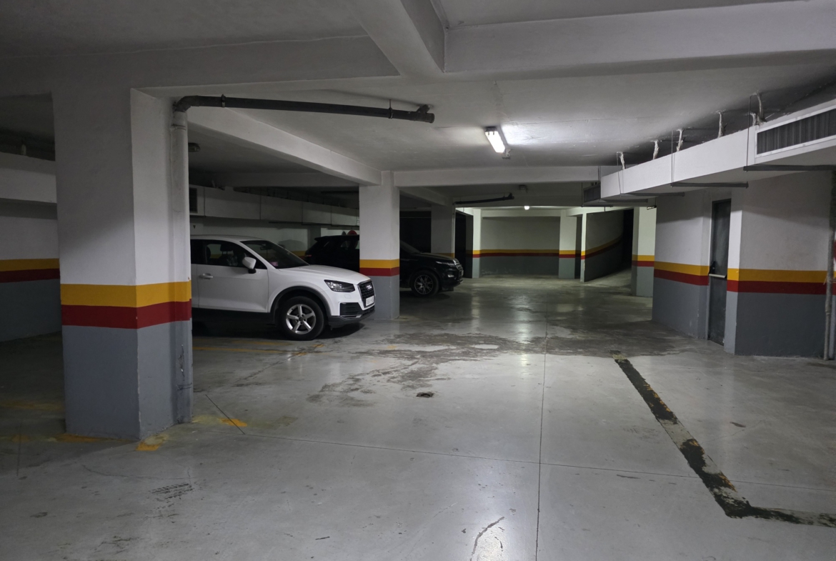 Appartement étage supérieur proche école Molière