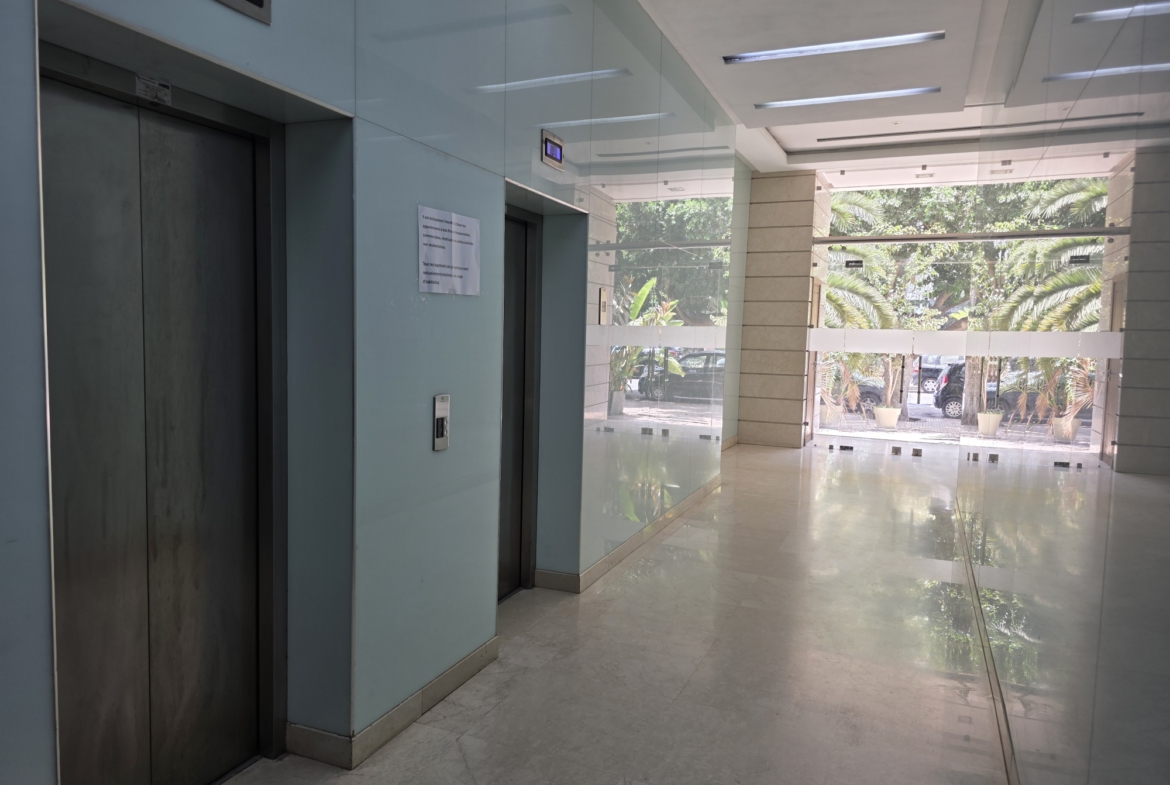 Appartement étage supérieur proche école Molière