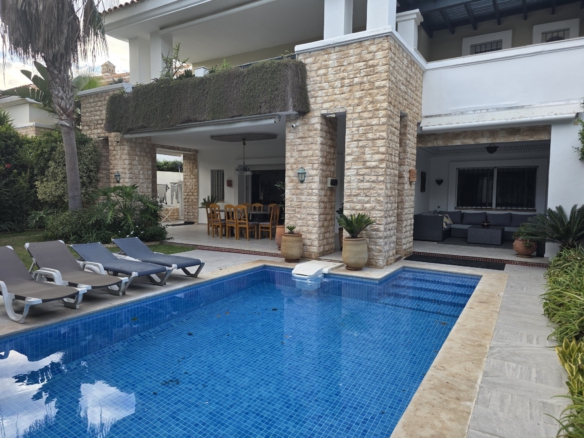Villa avec piscine en résidence fermée