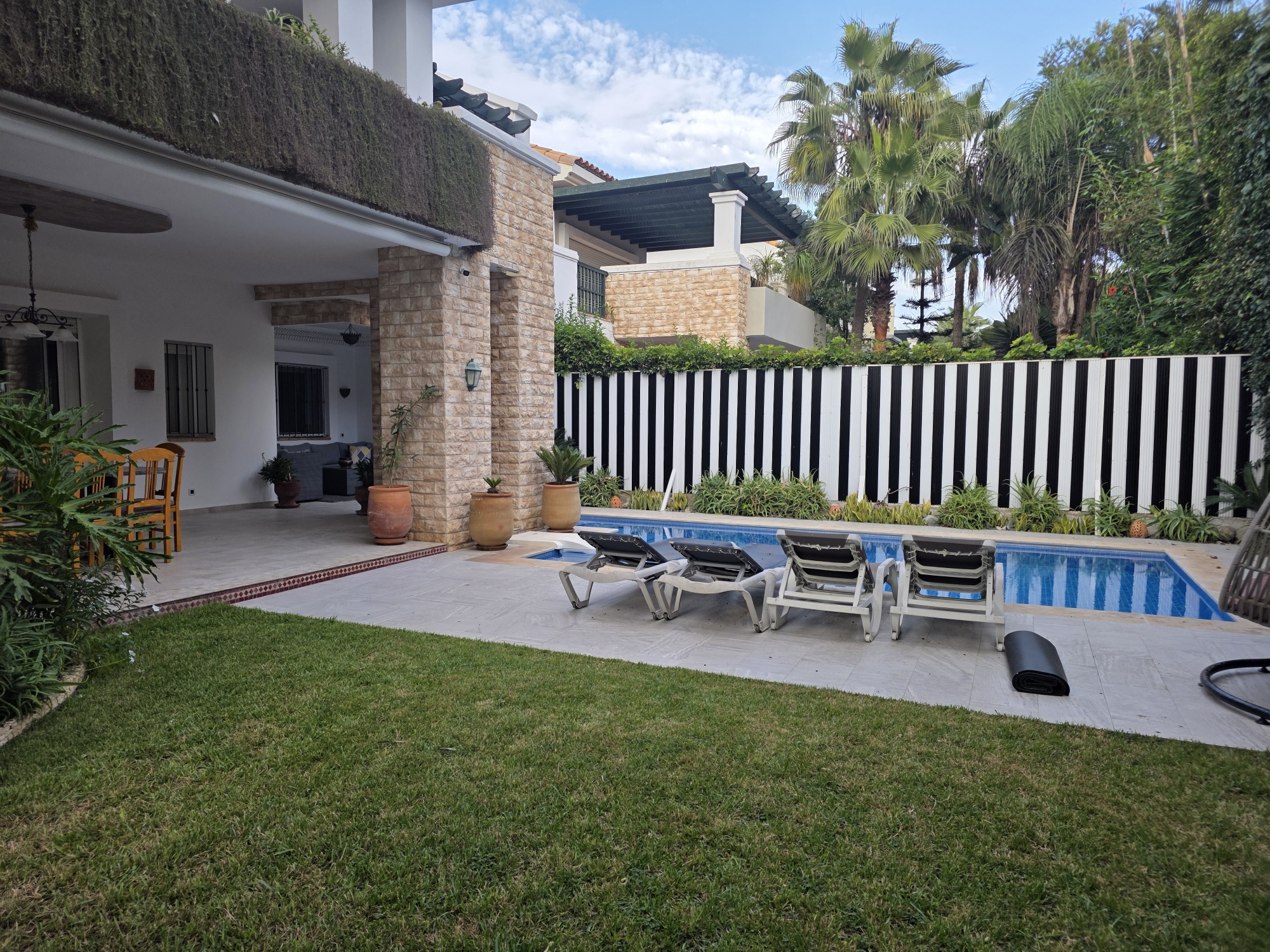Villa avec piscine en résidence fermée