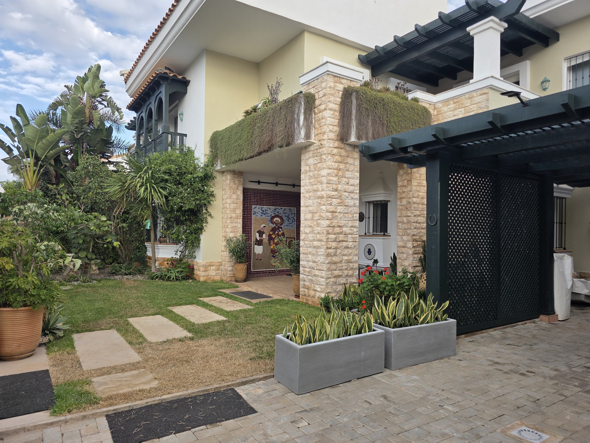 Villa avec piscine en résidence fermée