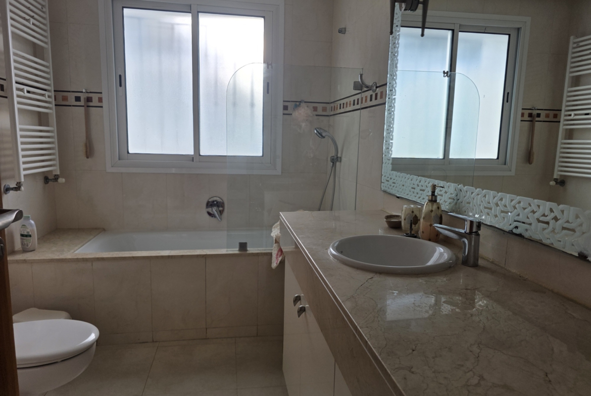 Villa avec piscine en résidence fermée